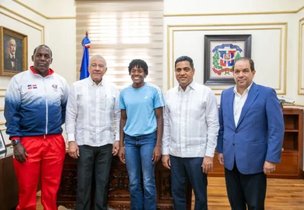 Gobierno entrega autobús a Fundación Creando Sonrisas Eternas de Marileidy Paulino