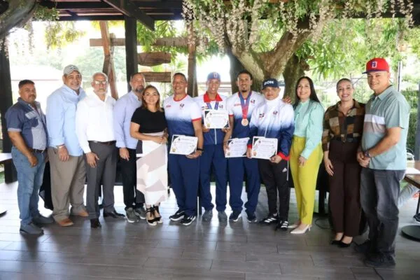 Andrés Bautista entrega incentivos a medallistas de Santo Domingo 2026 de Espaillat