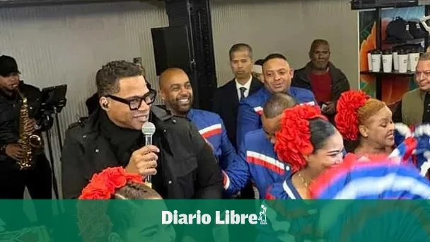 Merengue dominicano transforma estación del metro de Nueva York en fiesta cultural