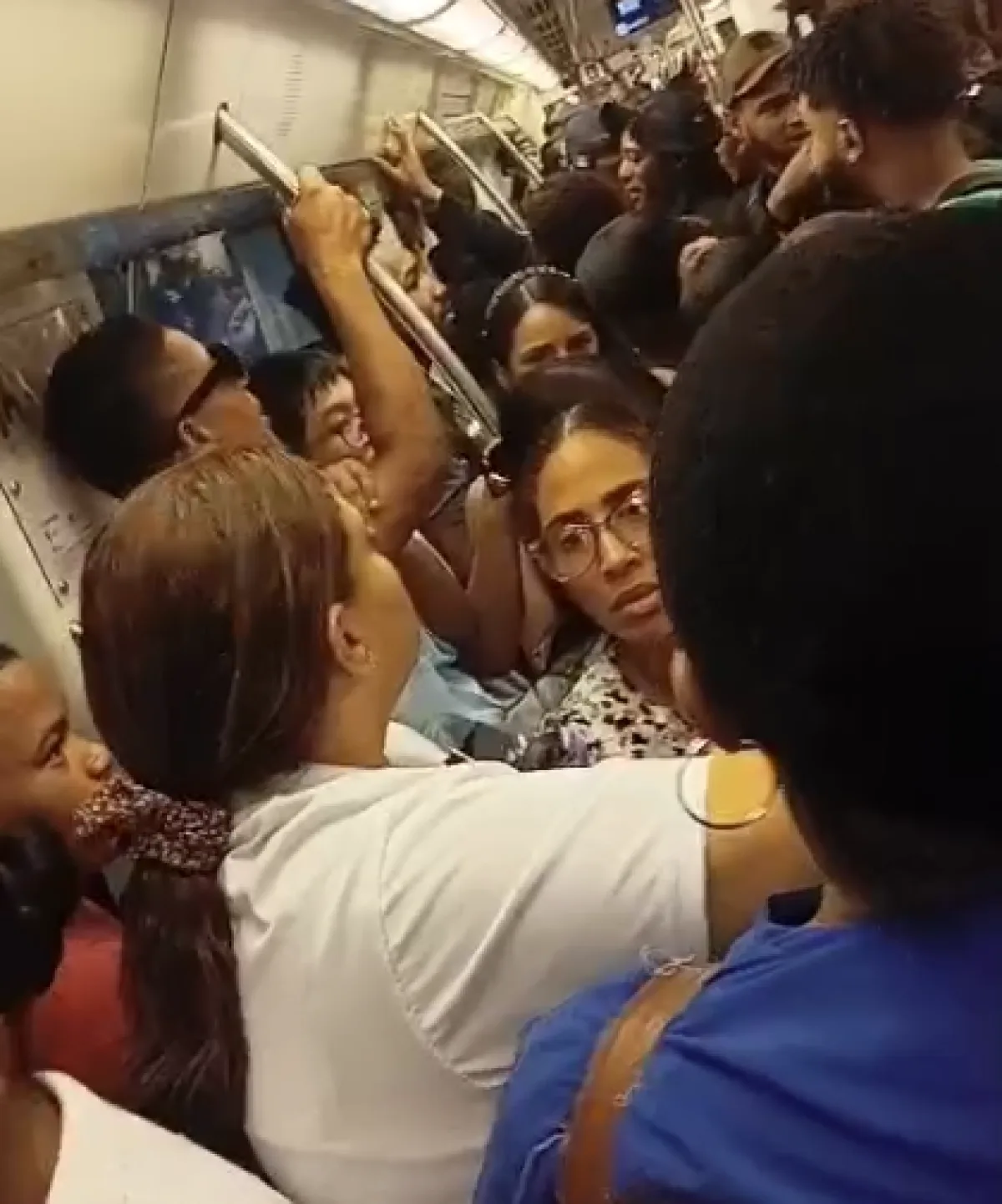 Usuario queda con mano atrapada en puertas del Metro de Santo Domingo