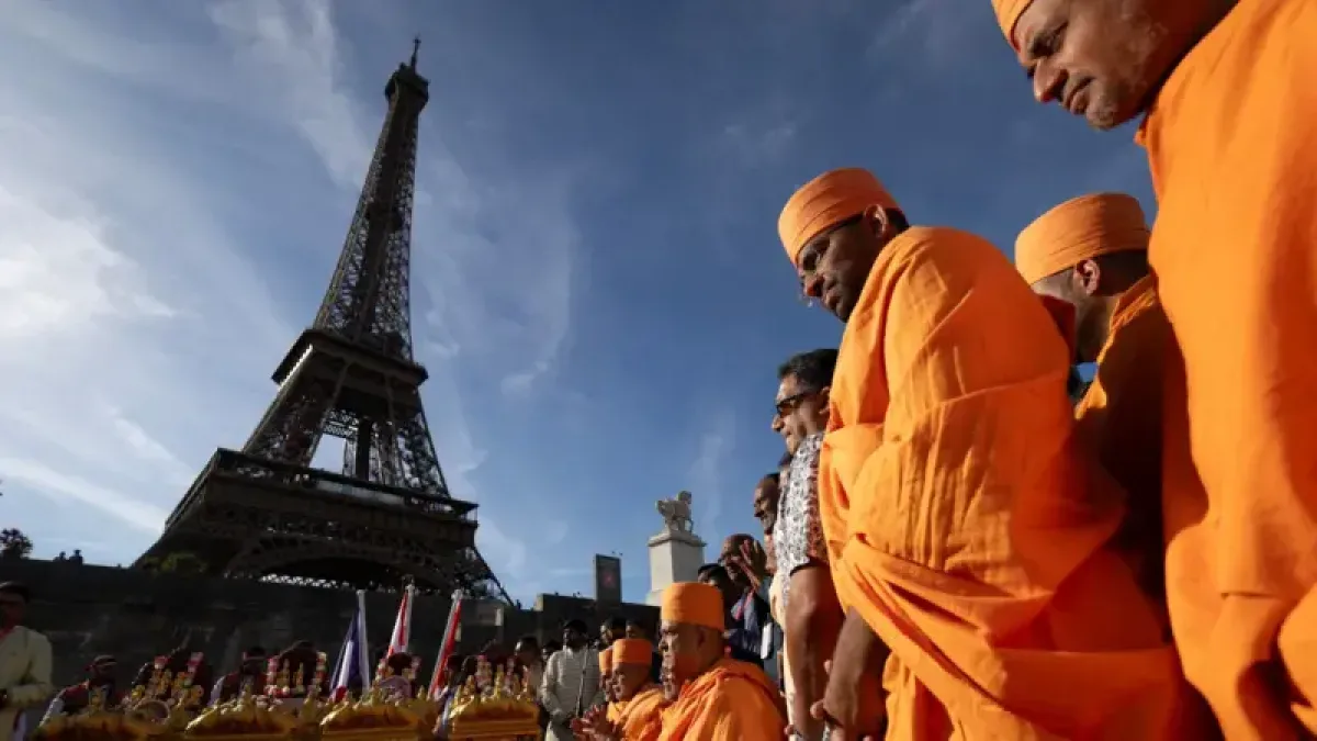 Investigación en la Torre Eiffel tras reemplazar a empleadas por hombres durante visita religiosa