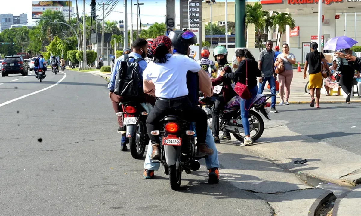 El transporte público pierde terreno frente a motos y apps en el Gran Santo Domingo
