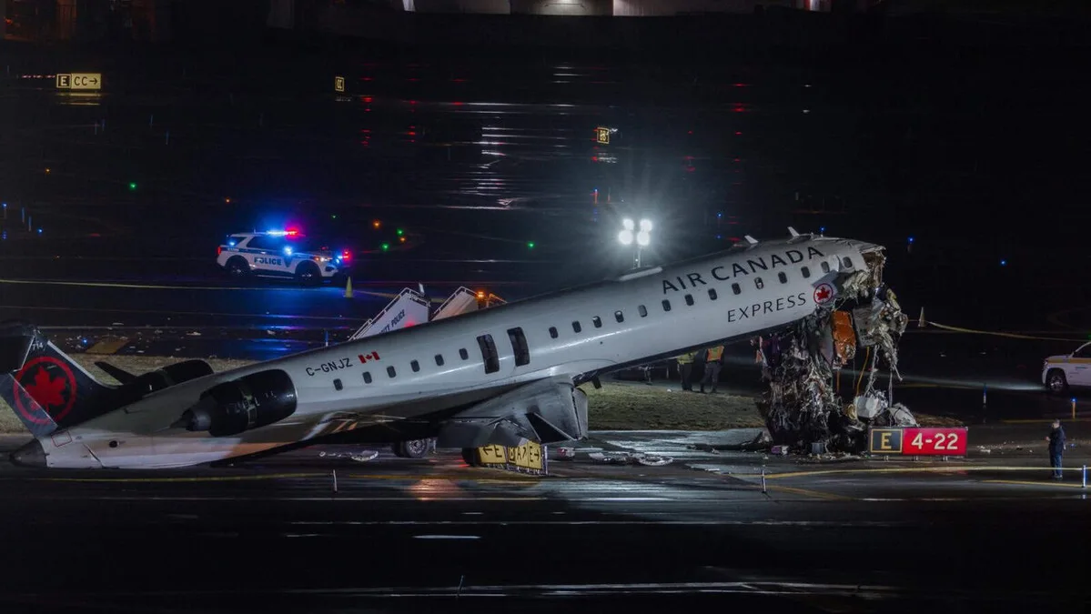 Controladores aéreos abandonaron su puesto antes del accidente mortal en LaGuardia