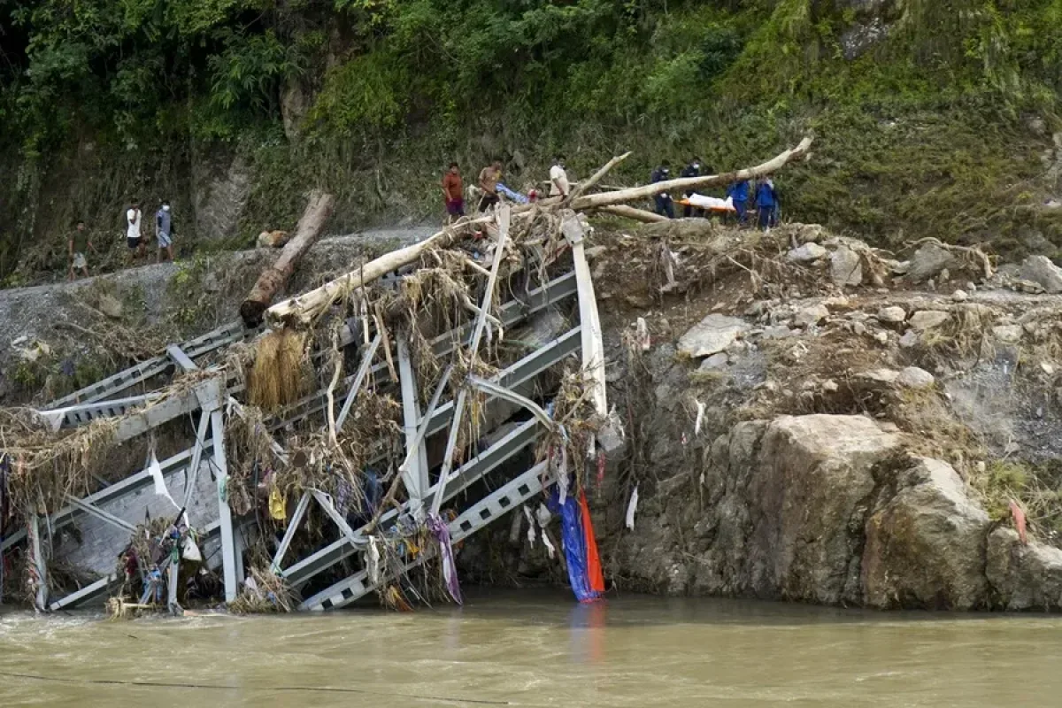 Nepal y China reportan más de 1.000 muertos y 4.400 desaparecidos tras riada fronteriza