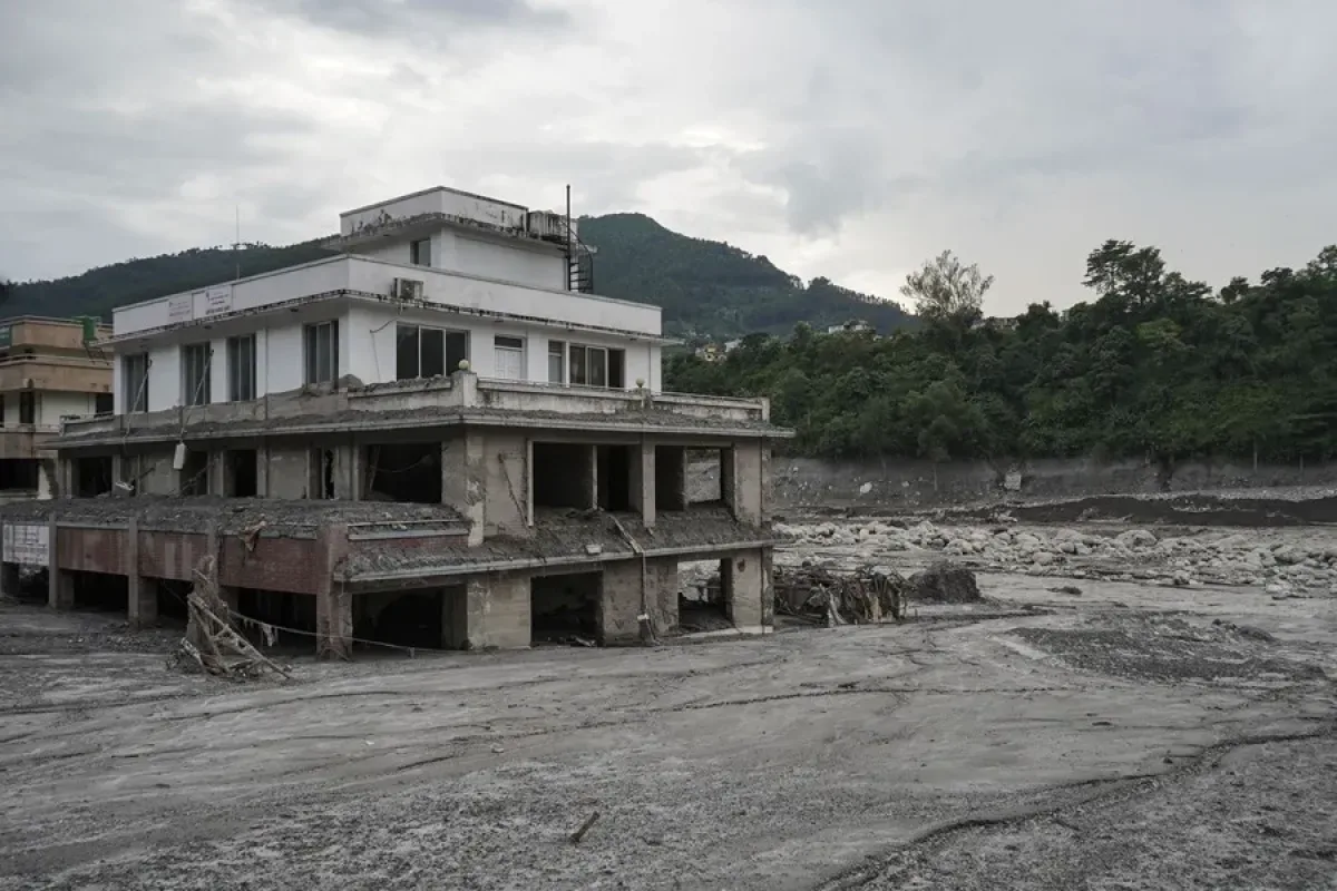 Nepal eleva a 1.295 los muertos por las riadas tras rescatar a dos trabajadores atrapados diez días
