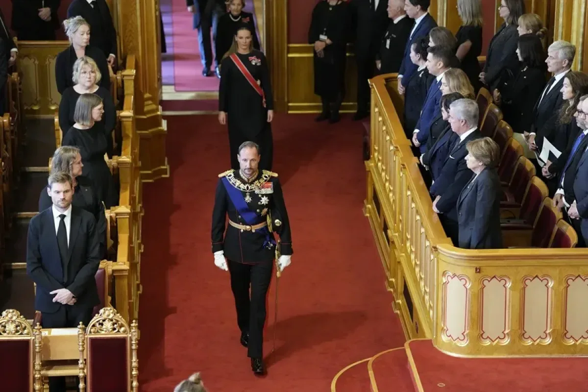 Haakon VIII jura la Constitución noruega tras la muerte de Harald V