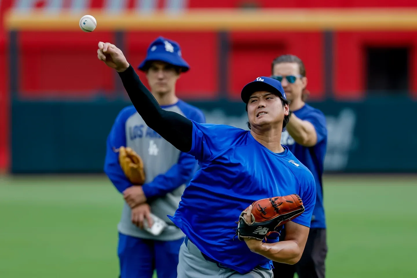 Shohei Ohtani no lanzará el domingo por molestias en la rodilla