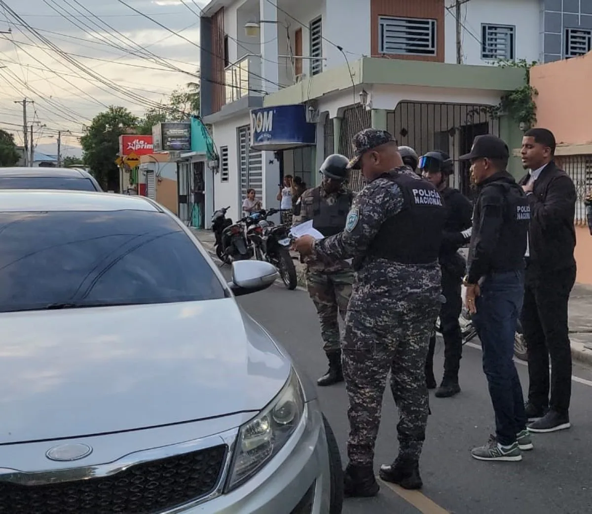 Derecho a grabar a la policía: sanciones y límites según la ley dominicana