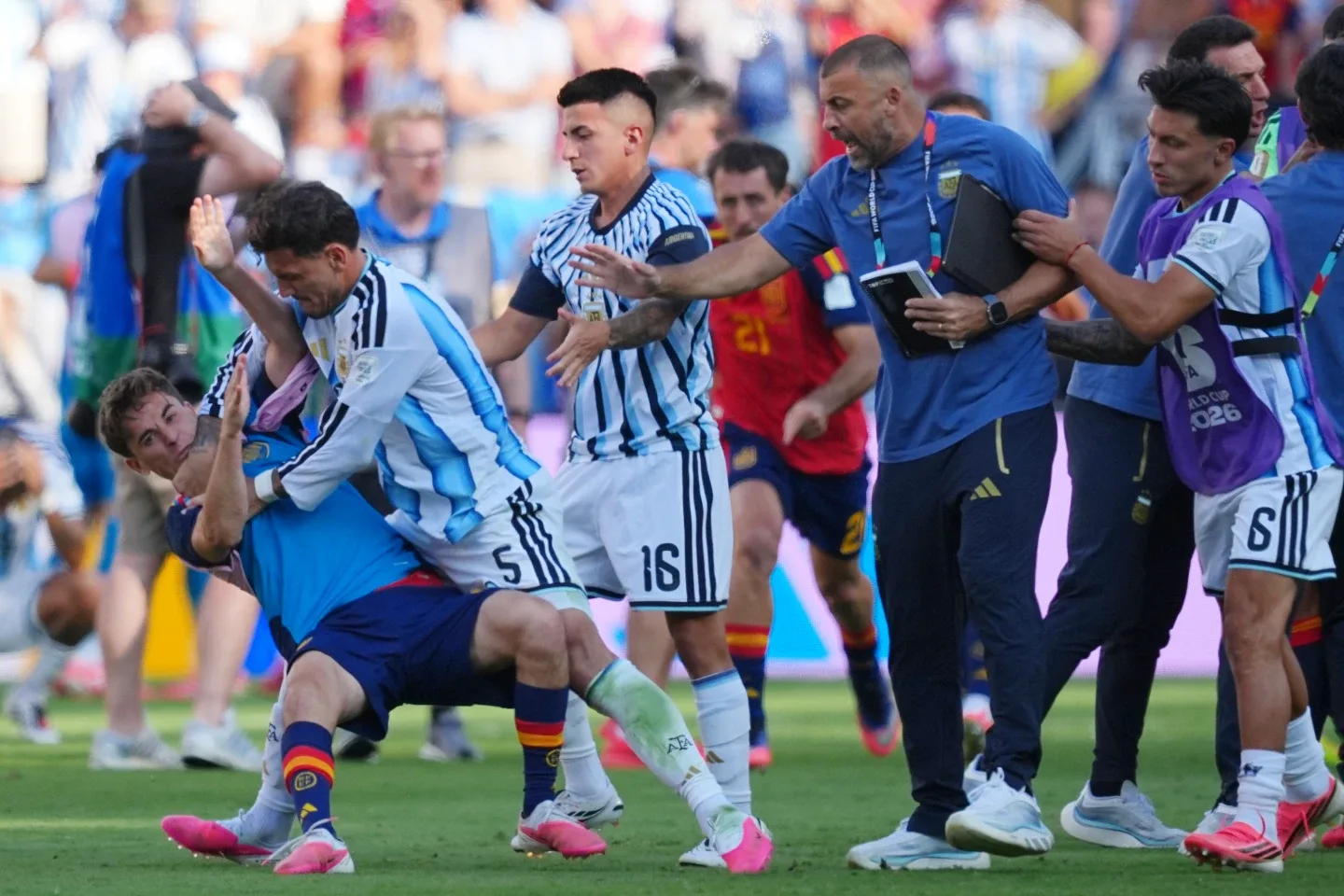 FIFA sanciona a tres jugadores argentinos por incidentes en la final del Mundial