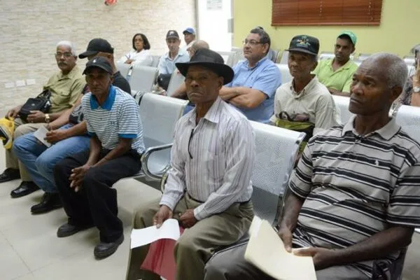 No se puede cobrar pensión estatal y trabajar en el sector público simultáneamente