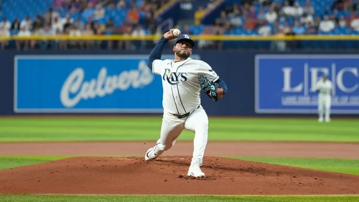 Freddy Peralta buscará mantener su dominio en el Juego 2 de la Serie Divisional