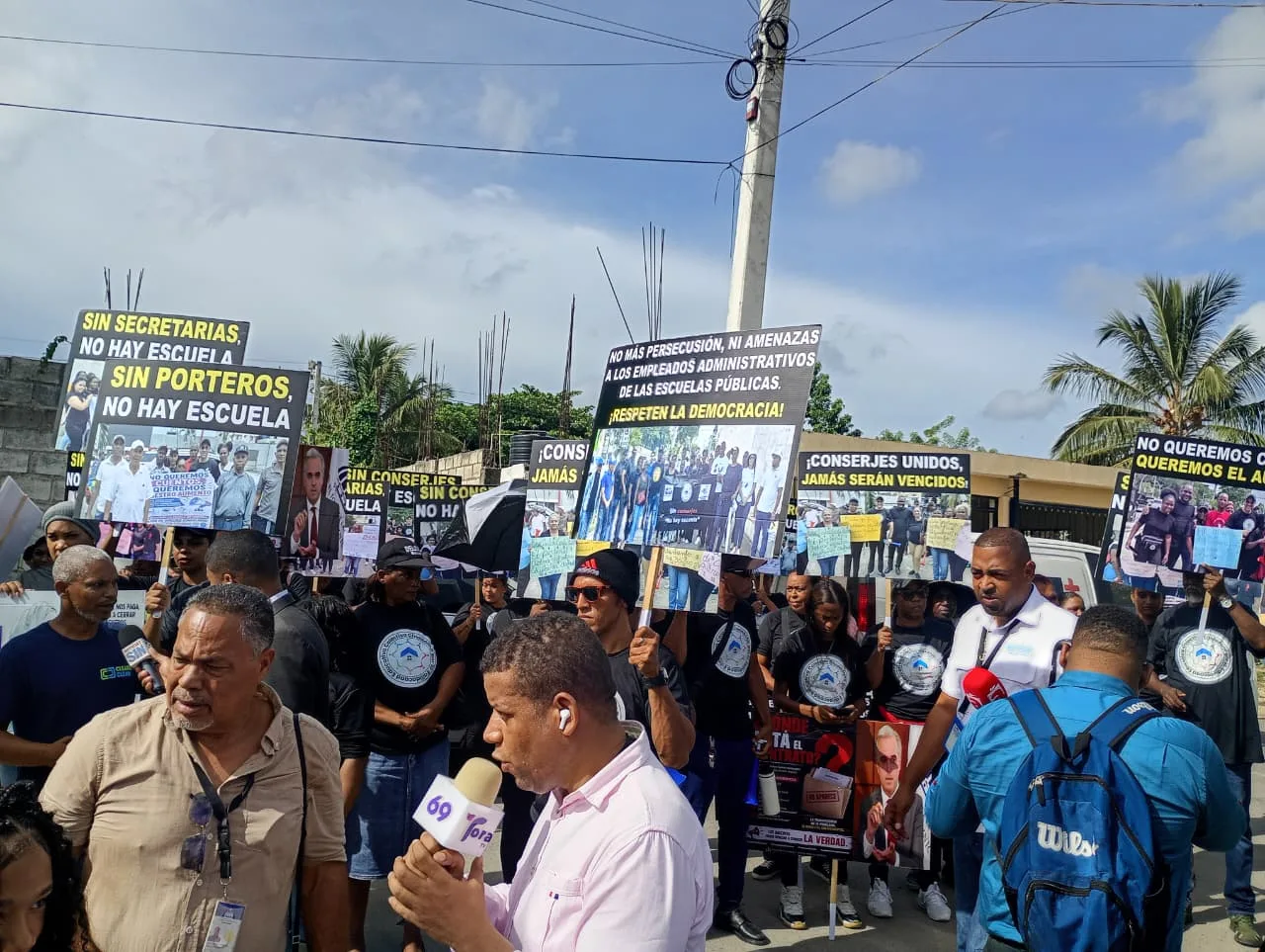 Conserjes y empleados escolares protestan por mejoras salariales en inicio de año escolar 2026-2027