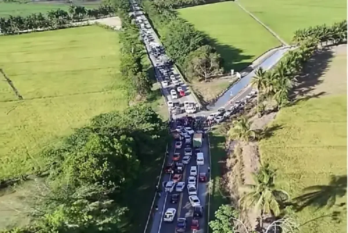 Comunitarios bloquean Autovía del Nordeste exigiendo respuestas por desaparición de joven en Nagua