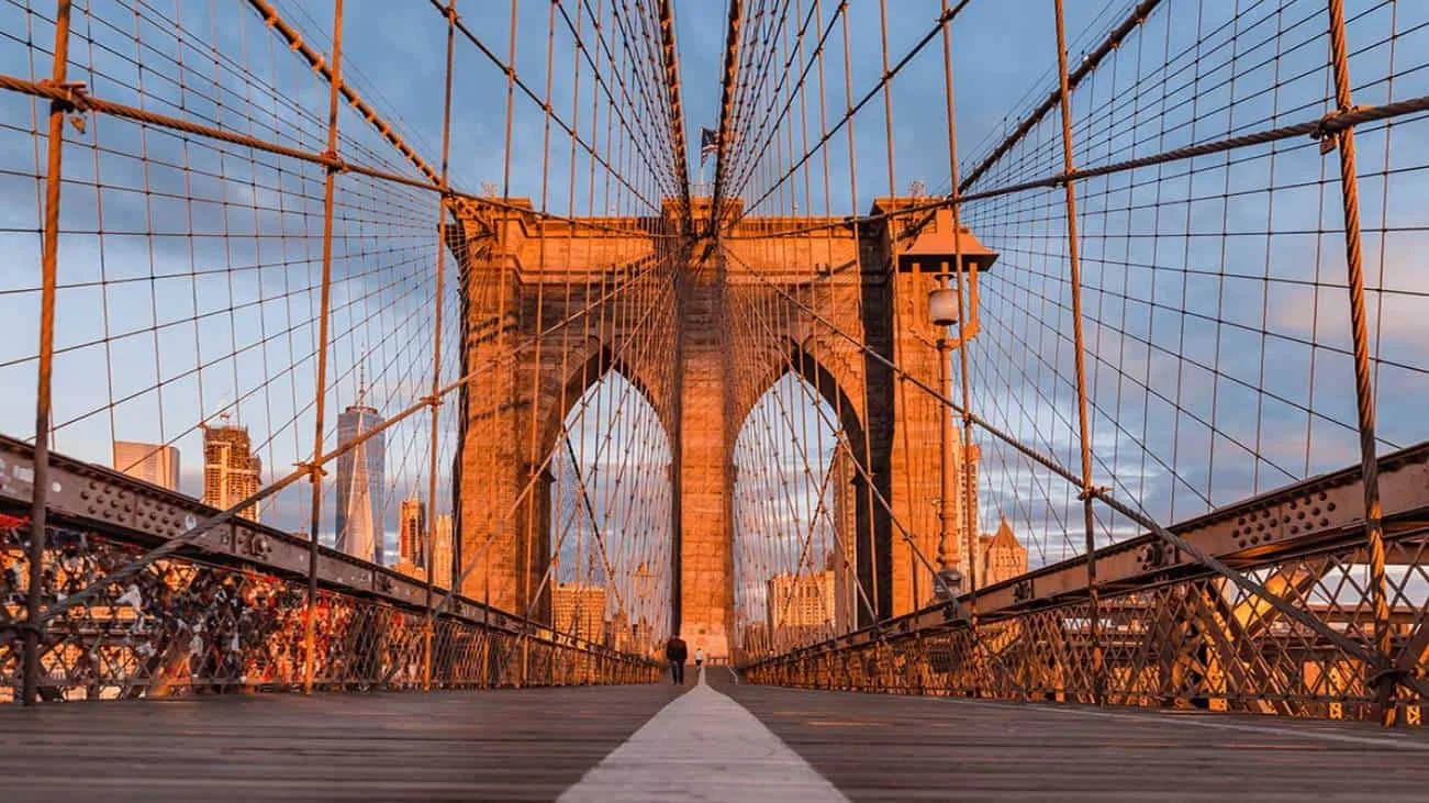 Hombre trepa cables del puente de Brooklyn y provoca cierre durante hora pico