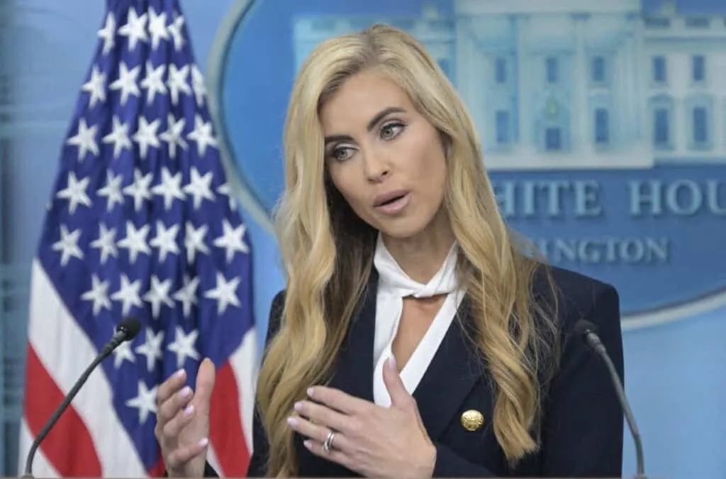 Nueva secretaria de prensa de Trump admite no haber aprobado el examen de abogacía