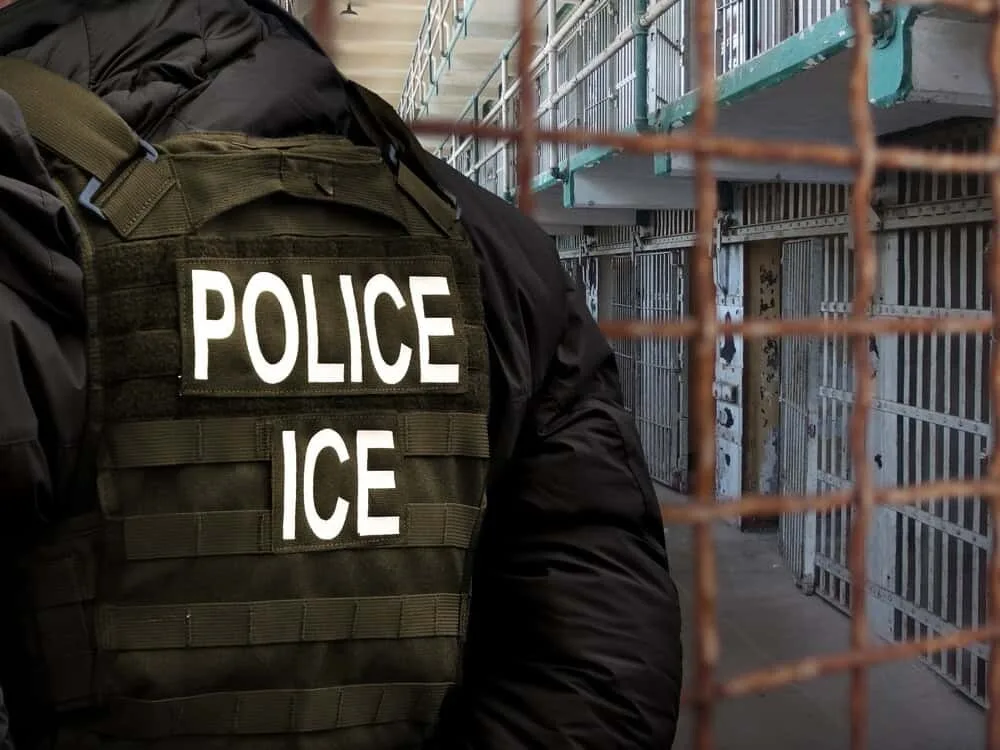 Congresistas y activistas rechazan compra de guantes eléctricos para agentes del ICE