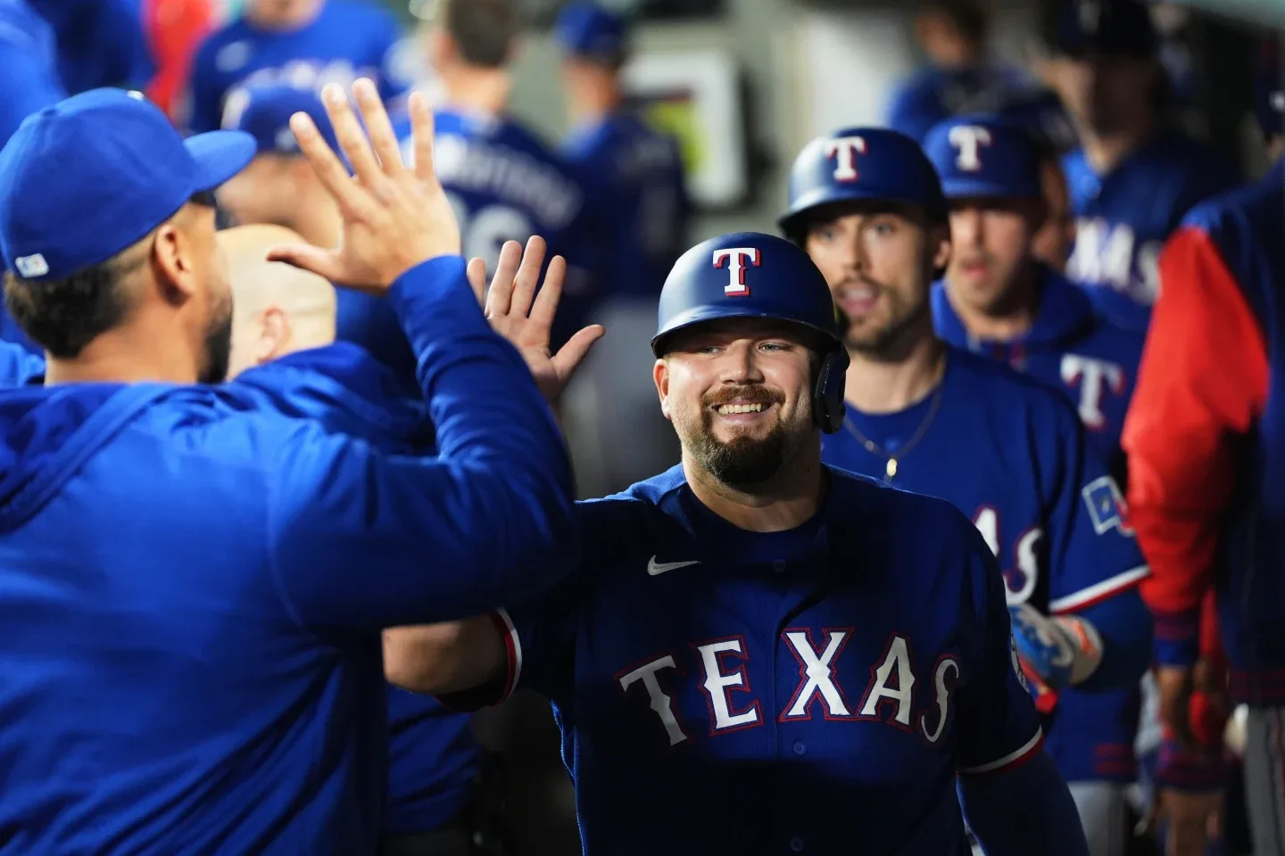 Rangers lideran la División Oeste con récord .500 en la última semana de temporada