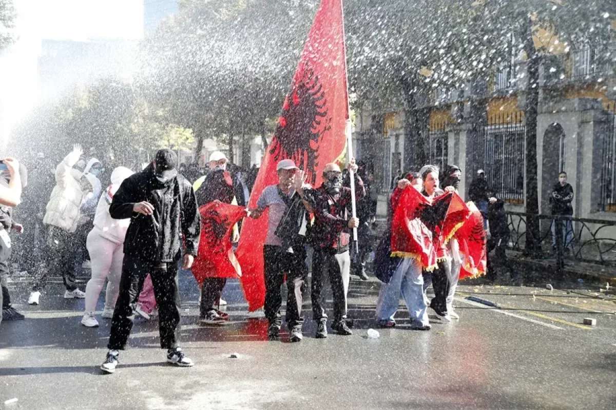 Tirana recupera la calma tras cuatro días de protestas estudiantiles violentas