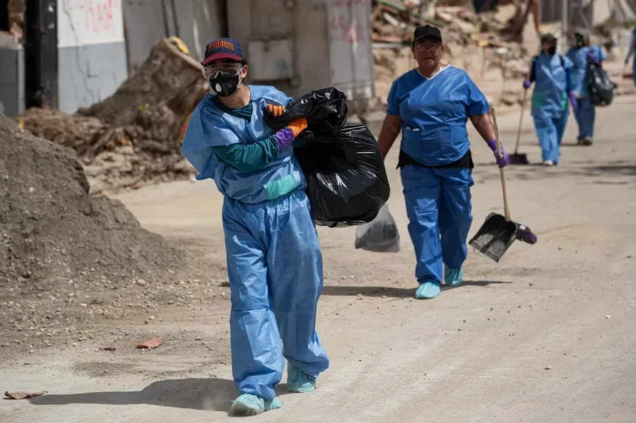 Voluntarios venezolanos limpian La Guaira tras el doble terremoto para reducir contaminación