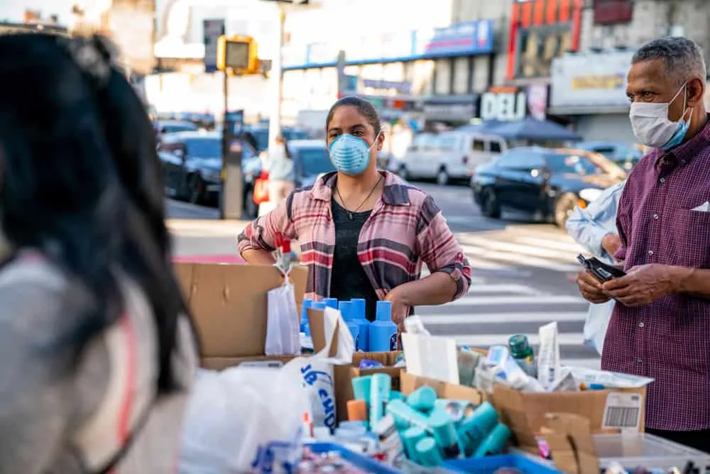 Nueva ley en Nueva York despenaliza venta ambulante tras décadas de arrestos