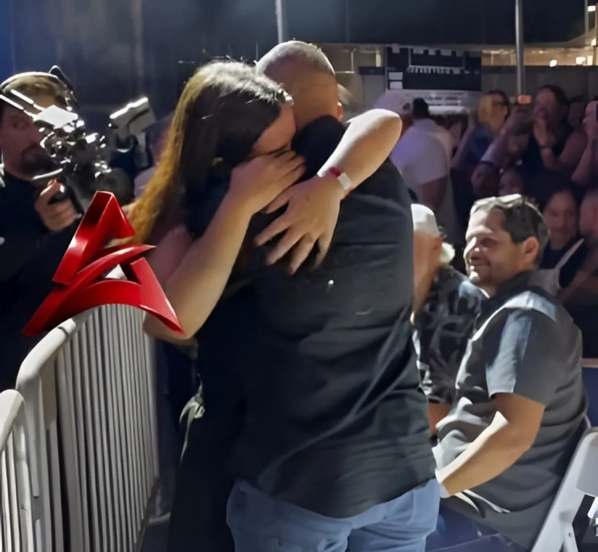 Propuesta de matrimonio durante concierto de Sin Bandera se vuelve viral